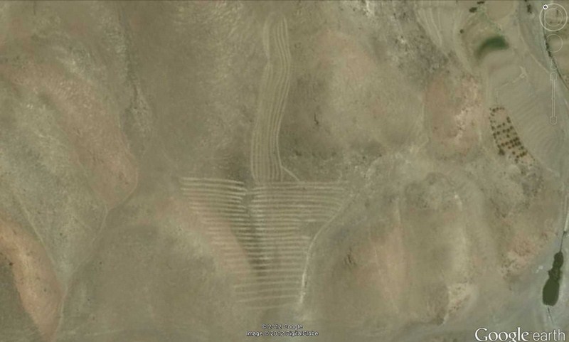 Les objets familiers vus sur Google Earth : écrous - tapis - planche... & caetera - Page 6 2012-154