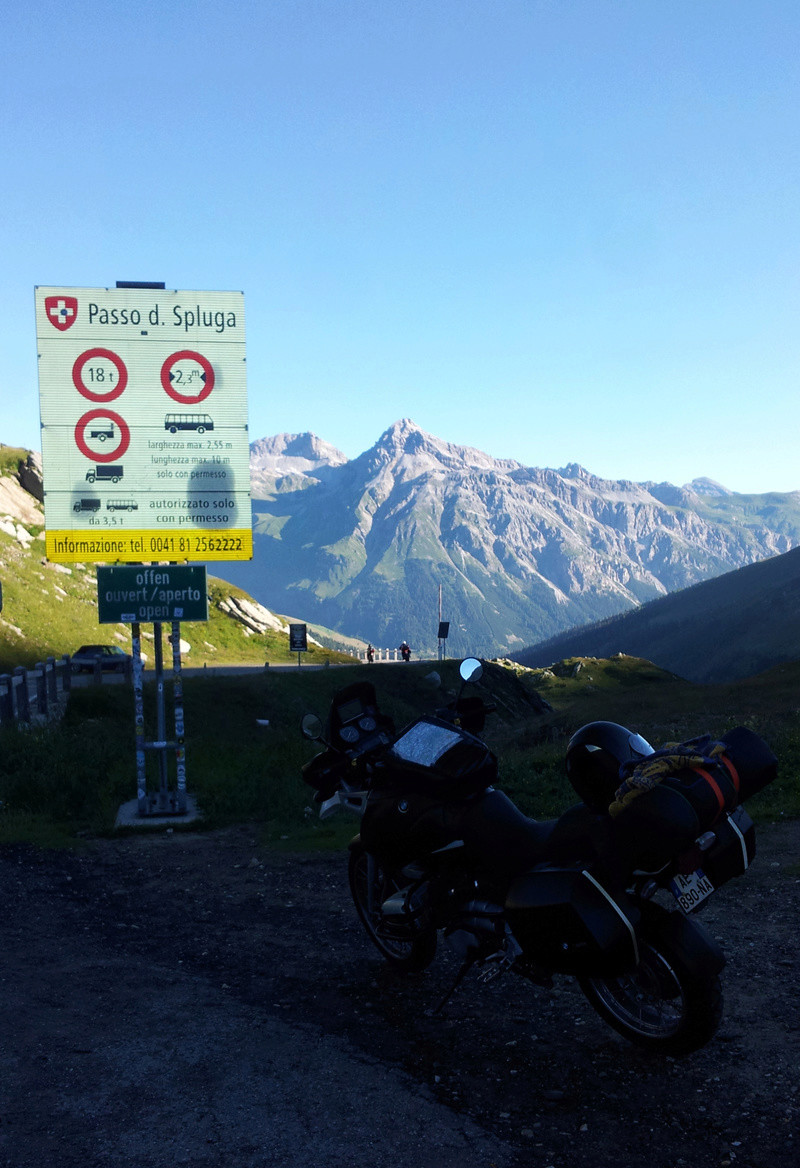 3 jours, 6 pays, 14 frontières et 1600km entre cols et lacs des Alpes 20160840