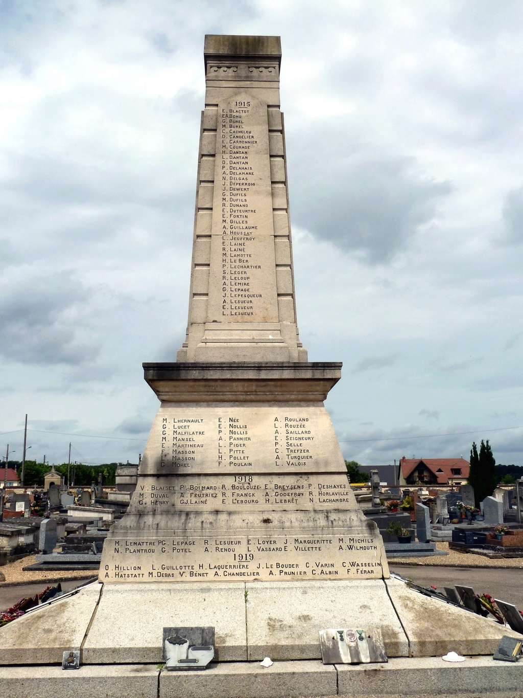 [Histoires et Histoire] Monuments aux morts originaux Français Tome 1 - Page 28 7949_p10