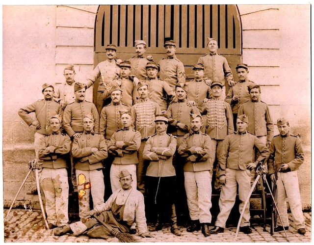 Les uniformes portés par les hussards (Troupe et officier)  245