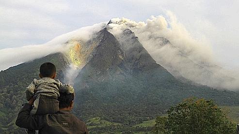 Un volcan se réveille après 400 ans en Indonésie 37061010