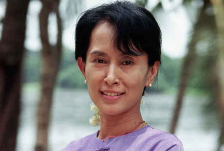 Un spectacle de mains... pour Aung San Suu Kyi Aung-s10
