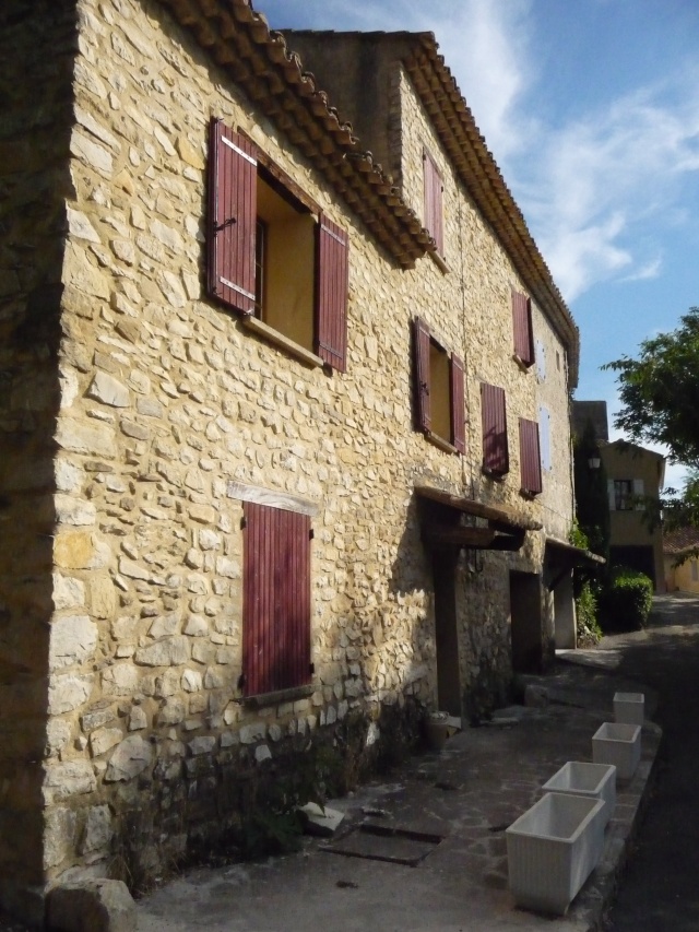 Seguret, classé parmi les 10 plus beaux villages de France. - Page 2 P1100330