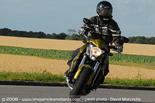 Dossier presse du CB1000R - Page 3 Honda-17