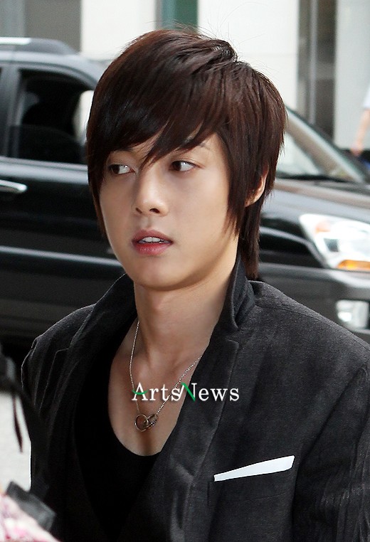 [PICS 07/20] HJL pic from news article 1_l_1210