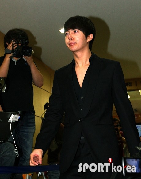 [NEWS 100630] HyungJun attends to Park Yongha's funeral 20100610