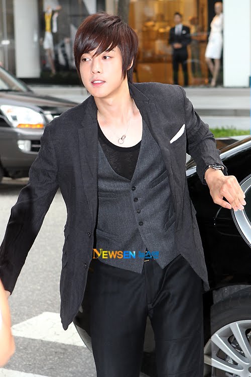 [PICS 07/20] HJL pic from news article 5htm10