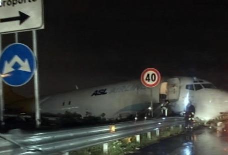 Aereo cargo esce di pista da aeroporto Bergamo A3579d10