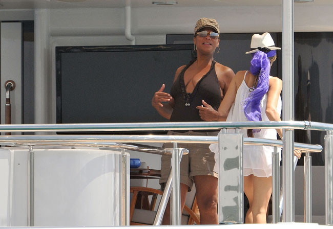Queen Latifah on vacation, with.... 71515e13