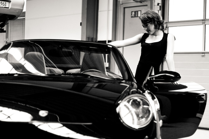 des jolies filles et des porsches - Page 30 28428010