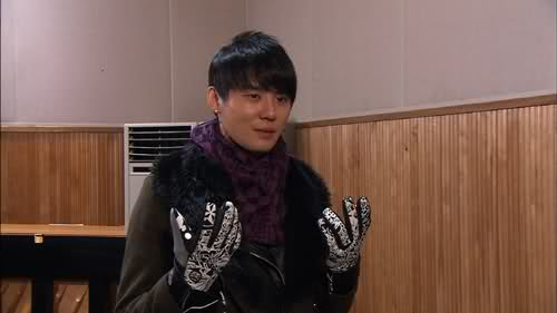 Kim Junsu dona unos guantes de invierno Village Band y bufandas como un gesto de "Calor" Mlmhyb10