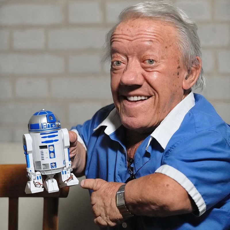 RIP Kenny Baker R2-D2 Aa10