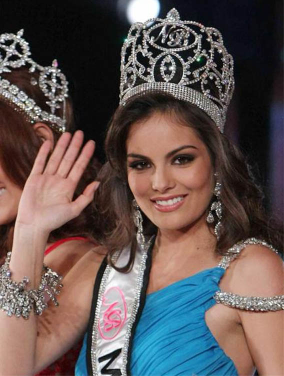The hands of Miss Universe 2010 - Jimena Navarrete, Mexico!! Jimena10