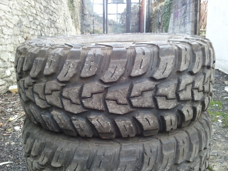 4x 33/12.5/15 kumho KL71s £200 2011-011