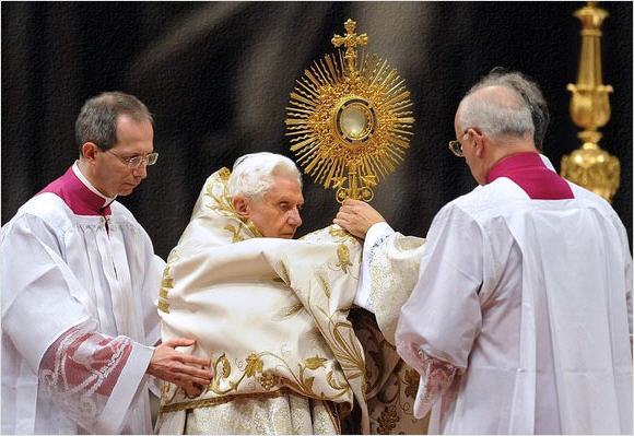 François, le Pape qui ne s'agenouille pas ! - Page 3 Adorat10