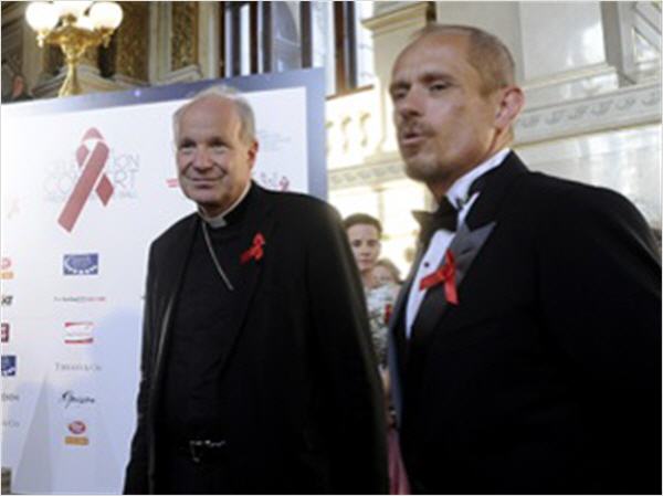 Le Cardinal Schönborn, un militant du mouvement Gay ? Schonb10