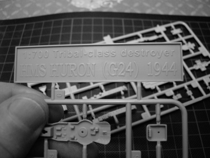 "HMS Huron 1944"1:700 kleine Bausatzvorstellung in S/W... Pict0915