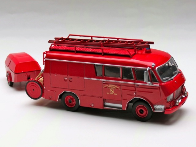 "Camions et véhicules de Sapeurs Pompiers au 1/43" par HACHETTE Collections - 2011  1970_t10