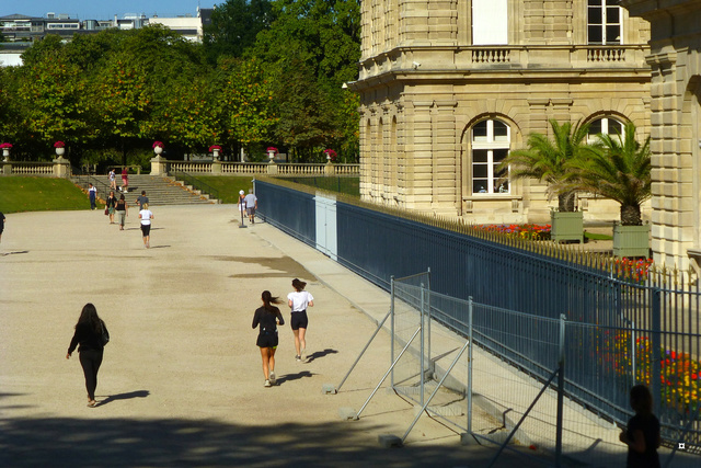 Choses vues dans le jardin du Luxembourg, à Paris - Page 4 Yty_lu12