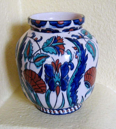 signature vase. émaillé blanc à  fleurs Img_7612