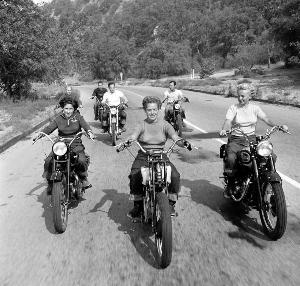Motorcycle girls 18131911