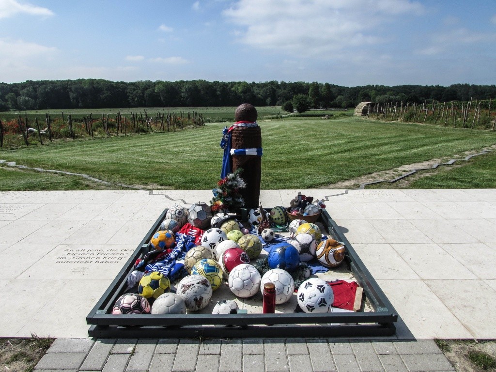Inauguration par Michel Platini d'un monument en souvenir du match de la paix de Noël 1914 à Ploegsteert - Belgique Img_1310