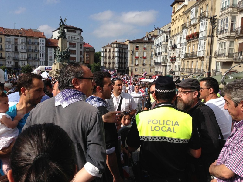 Recogida de firmas y Concentración contra la carrera de burros del "Día del blusa" en Vitoria. 25 de Julio de 2013 Img_3427