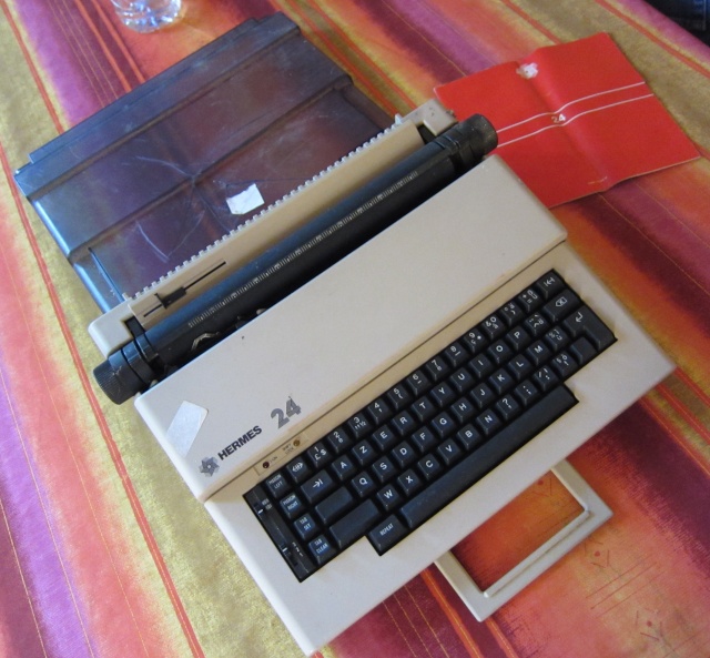Machine a écrire portable HERMES 24 Img_1210