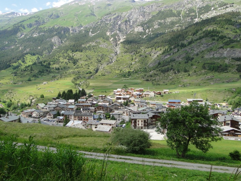Lanslevillard - la Pierre des Saints Dsc04315