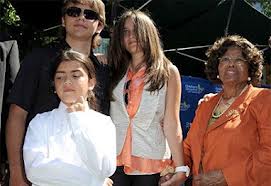 Mãe e filhos de Michael Jackson vão comemorar aniversário do cantor em sua cidade natal Images10