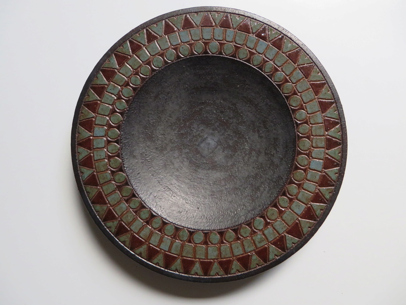 Small dish, incised glazed geometric border. Signed Anne? - Arne Bang?  Img_0028