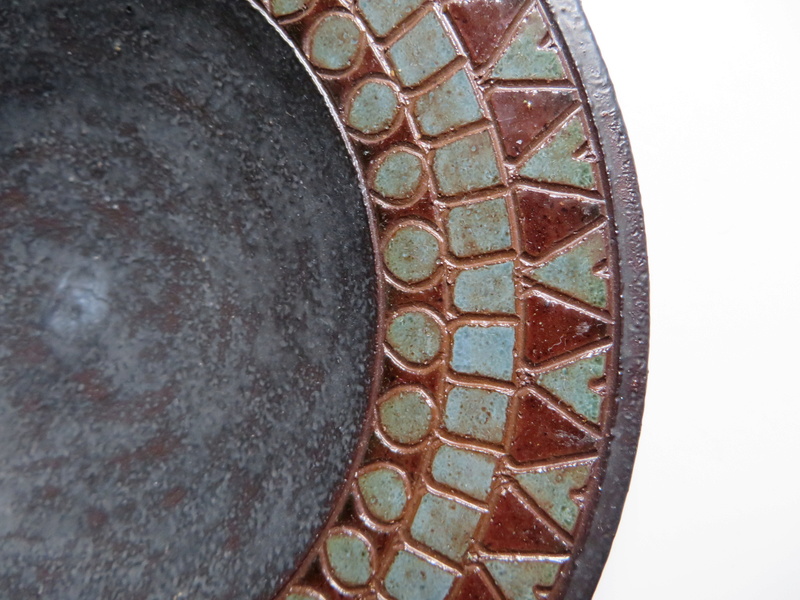 Small dish, incised glazed geometric border. Signed Anne? - Arne Bang?  Img_0030