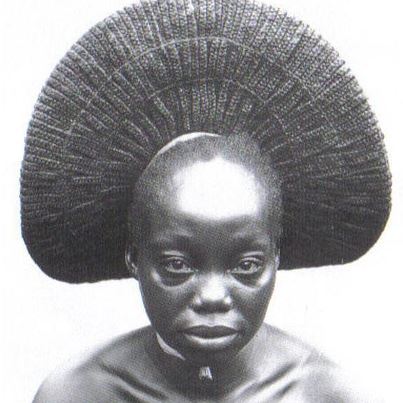 Nasara, one of the wives of Akenge with typical fan-shaped style of the Zande, Democratic Republic of Congo. 23951_10