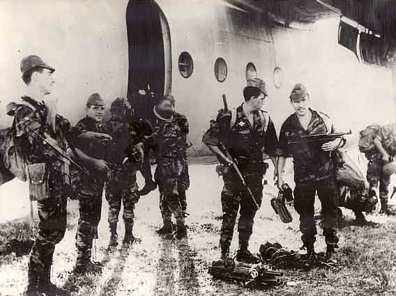 Le dégagement de la base de Bizerte - saga des paras Paras_11