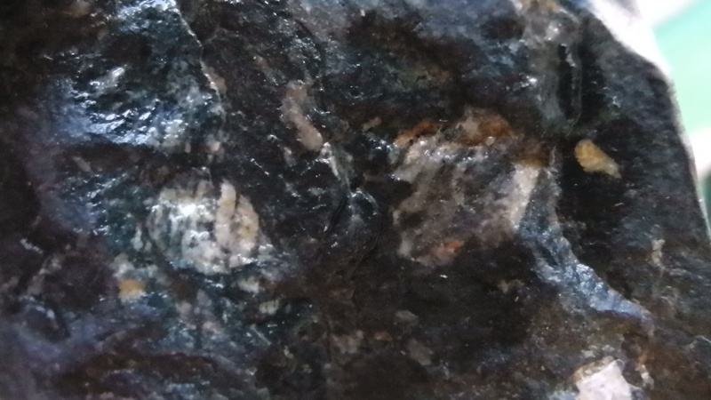 pierre noire etrange S1000020