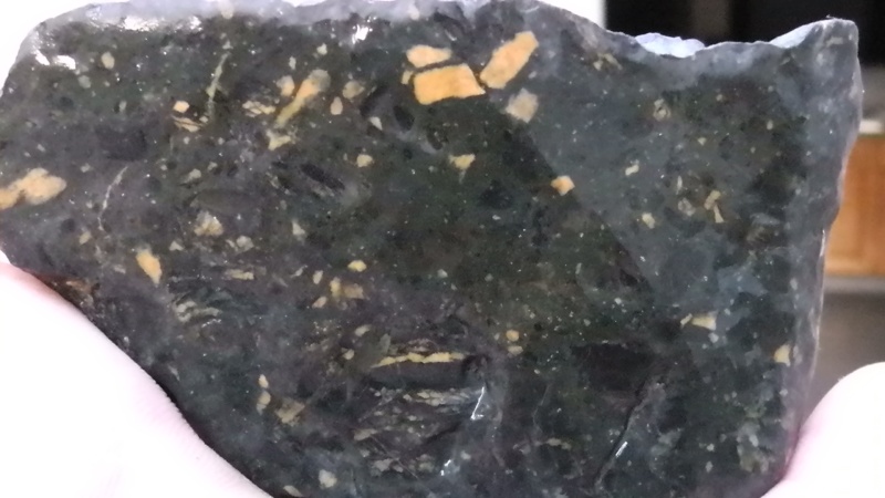 pierre noire etrange S1000021