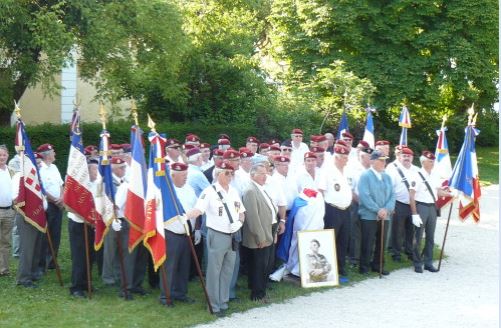 Stèle général Bigeard: à Aix les Bains, les rouges n'ont pas fait trembler les bérets rouges ! Bigear10