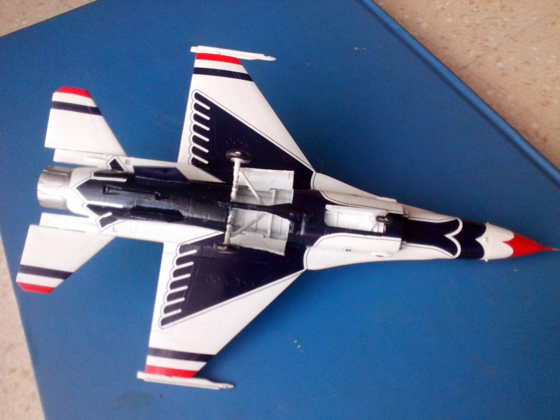 F-16D des Thunderbird (Hobby boss) - Page 2 Img_2031