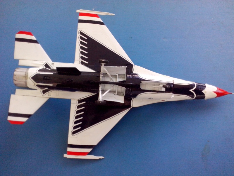 F-16D des Thunderbird (Hobby boss) - Page 3 Img_2059