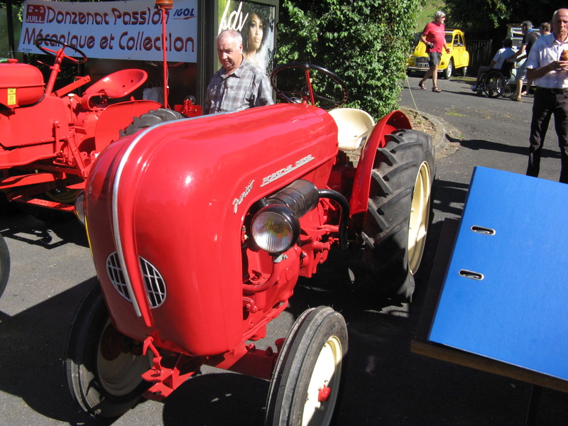 19  UZERCHE :Vide grenier agricole par Uzerche auto rétro  Img_3140