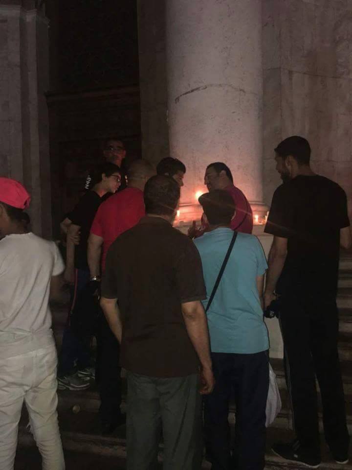 Des jeunes sont embarqués par la police parce qu'ils ont osé allumer des bougies au niveau de la grande poste à Alger à la mémoire de Matoub Lounes. 150