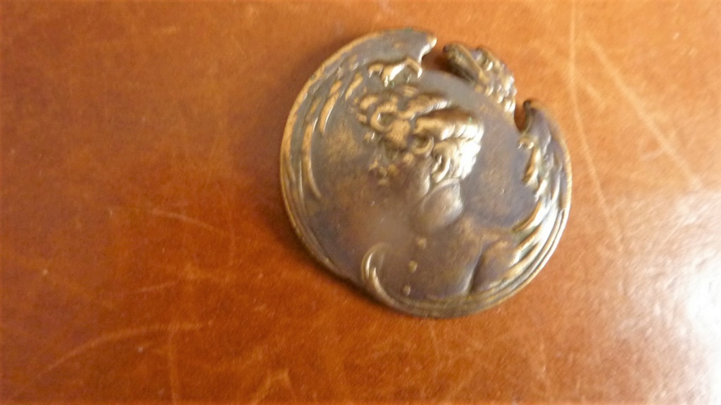 une medaille dans un jardin occupé par des gardes NIII à Biarritz P1110413