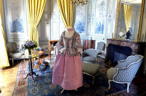 Château de Champs-sur-Marne : exposition "Histoire en costumes, l'élégance au XVIIIè siècle Caraco10