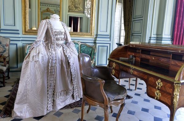 Château de Champs-sur-Marne : exposition "Histoire en costumes, l'élégance au XVIIIè siècle Robe-a10