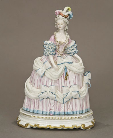 Marie Antoinette par les ateliers de Capodimonte Zmin10