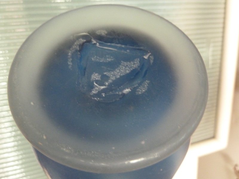 Vase bleu en pâte de verre source ? époque ?  P1180722
