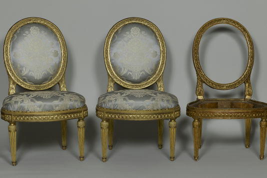 Un antiquaire revendait de faux meubles de Marie-Antoinette !! 49439710