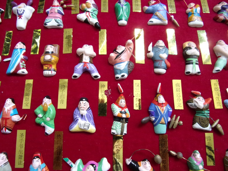 Coffret de figurines des 108 héros du roman chinois "Au bord de l'eau" en argile peinte 100_0430