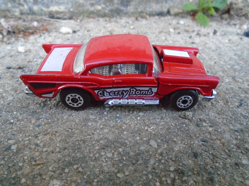 Chevy 57- Cherry bomb, Custom car Street macine Flip front - Matchbox Superfast Dsc03341