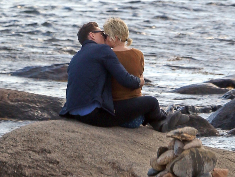 Taylor Swift and Tom Hiddleston gets into a romantic embrace on the beach Nintch11